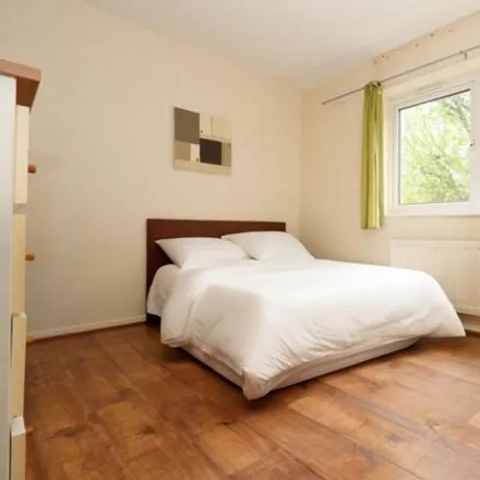 Rent this studio house on Dingle Gardens in Canary Wharf, London