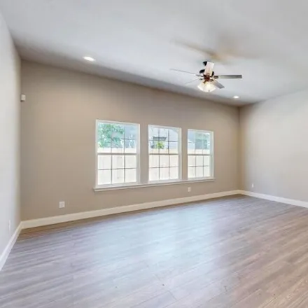 Image 6 - 3631 South Malcolm X Boulevard, Dallas, TX 75215, USA - House for sale
