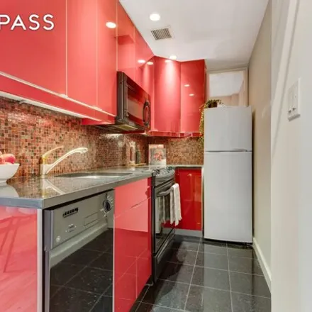 Image 2 - 17 Waverly Place, New York, NY 10003, USA - Apartment for sale
