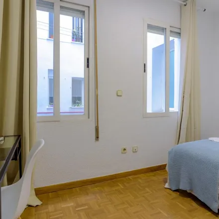 Rent this 5 bed apartment on Madrid in Ochenta y Ocho, Paseo de las Delicias