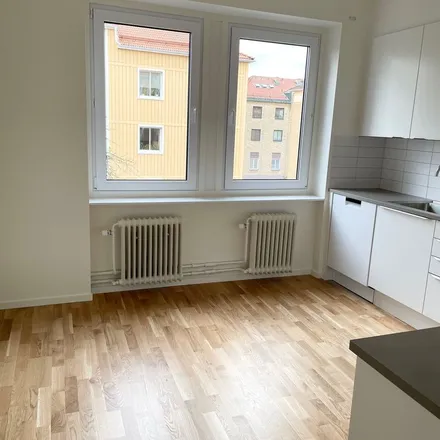 Rent this 2 bed apartment on Humlegårdsgatan in 731 30 Köping, Sweden
