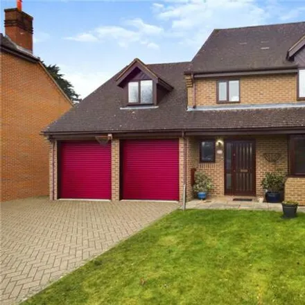 Buy this 4 bed house on Park View in Burghfield Common, RG7 3EJ