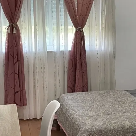 Rent this 4 bed room on Avenida Mouzinho de Albuquerque 67 in 1170-139 Lisbon, Portugal
