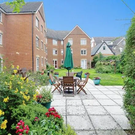Image 5 - Hillcroft Court, Chaldon Road, Caterham on the Hill, CR3 5PE, United Kingdom - Apartment for sale