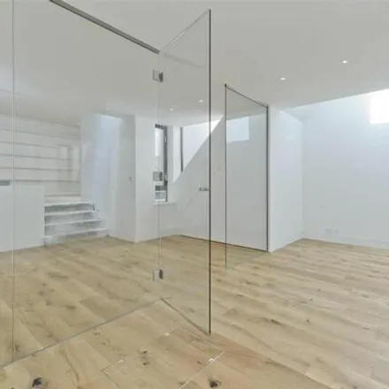 Image 7 - 2 Finstock Road, London, W10 6LT, United Kingdom - Townhouse for sale