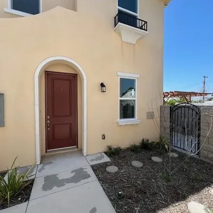 Rent this 3 bed duplex on Faith Community Church in Gladhill Road, East La Mirada