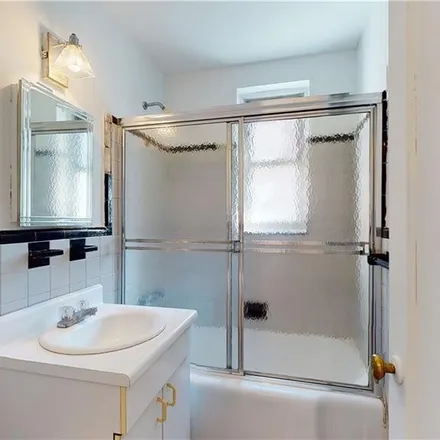 Image 4 - 2531 East 7th Street, New York, NY 11235, USA - Condo for sale
