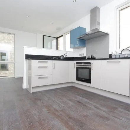 Rent this 4 bed apartment on Morton Apartments in 17 Lockside Way, London