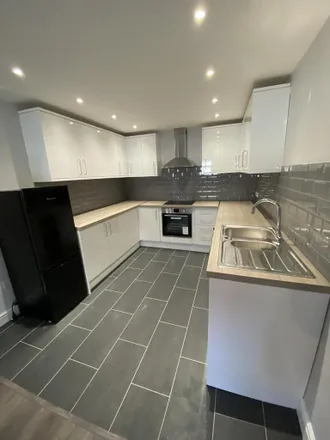 Rent this 2 bed apartment on Vanessa's Nails in 21 Station Road, Ashford