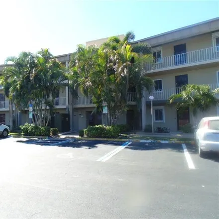 Image 2 - 2264 Winkler Avenue, Fort Myers, FL 33901, USA - Condo for rent