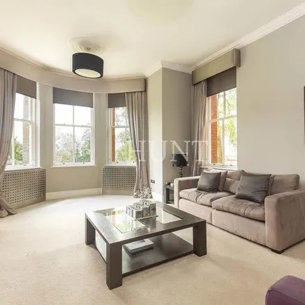 Rent this 2 bed apartment on Rosebury Square in London, IG8 8GT