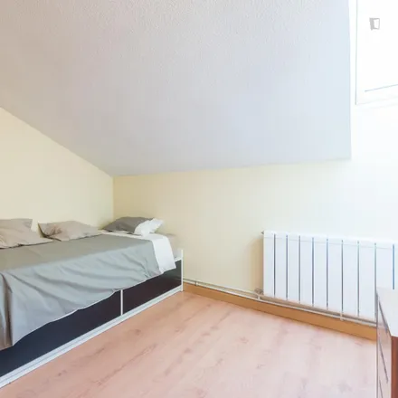 Rent this 5 bed room on Madrid in Calle Juan Ignacio Luca de Tena, 28806 Alcalá de Henares