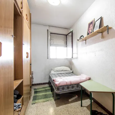 Rent this 4 bed room on Carrer de les Estrelles in 24, 08930 Sant Adrià de Besòs