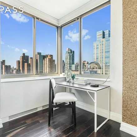 Rent this 3 bed apartment on 400 East 90th Street in New York, NY 10128