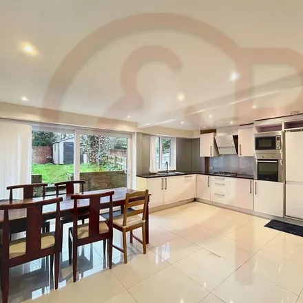 Rent this 4 bed townhouse on Heronsforde in London, W13 8JE