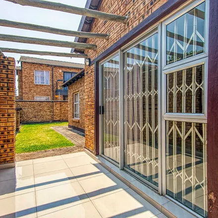 Image 4 - Boundary Road, Illovo, Rosebank, 2196, South Africa - Townhouse for rent