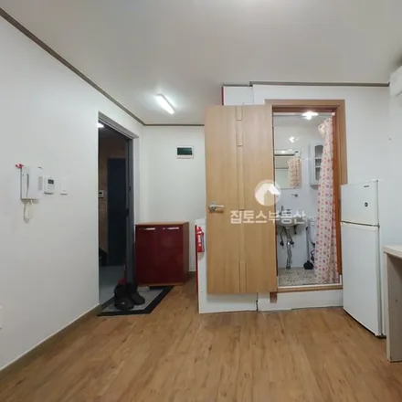 Rent this studio apartment on 서울특별시 관악구 봉천동 1585-11
