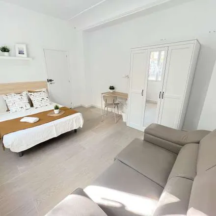 Rent this 5 bed apartment on Parroquia San Bartolomé in Avinguda del Regne de València, 60
