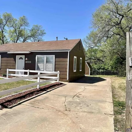 Image 2 - 400 Southeast Pinecrest Drive, Topeka, KS 66605, USA - House for sale