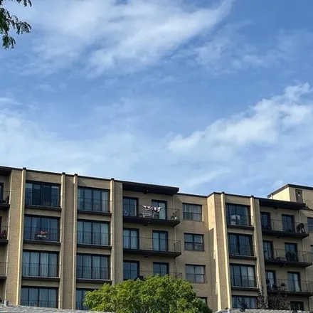 Rent this 3 bed condo on Lincolnwood Suites Condominium in 4601 West Touhy Avenue, Lincolnwood