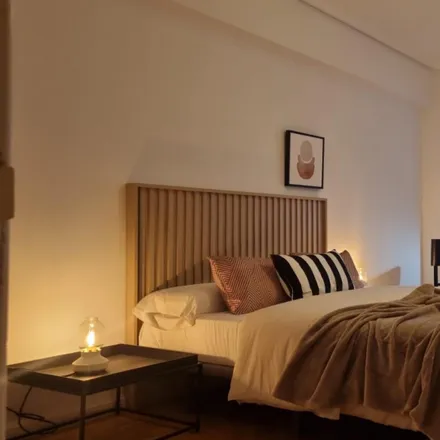 Rent this 6 bed room on DormirDCine (DDC) in Calle del Príncipe de Vergara, 28006 Madrid