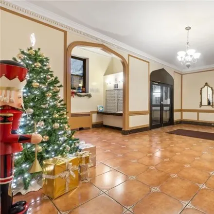 Image 1 - The Wakefield, 35-45 81st Street, New York, NY 11372, USA - Apartment for sale