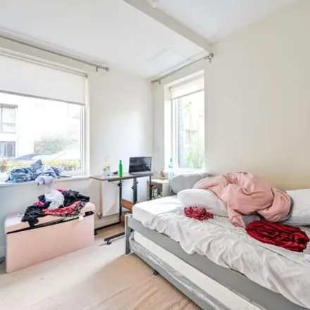 Image 6 - Hankins House, 20 Peartree Way, London, SE10 0HY, United Kingdom - Apartment for sale