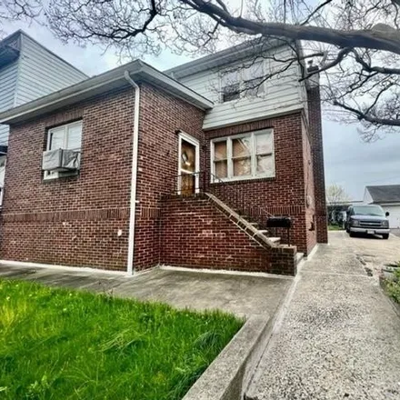 Rent this 3 bed house on Huber Street Number 3 Elementary School in Elizabeth Court, North End Business District
