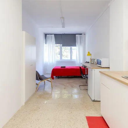 Rent this 4 bed room on Carrer Lope de Vega in 60, 08005 Barcelona