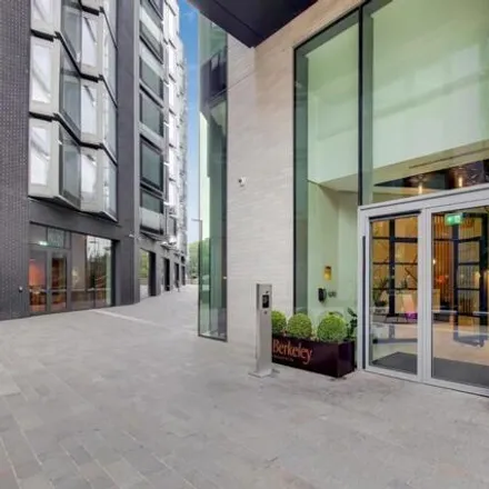 Image 7 - Carrara Tower, 1 City Road, London, EC1V 2AD, United Kingdom - Apartment for sale