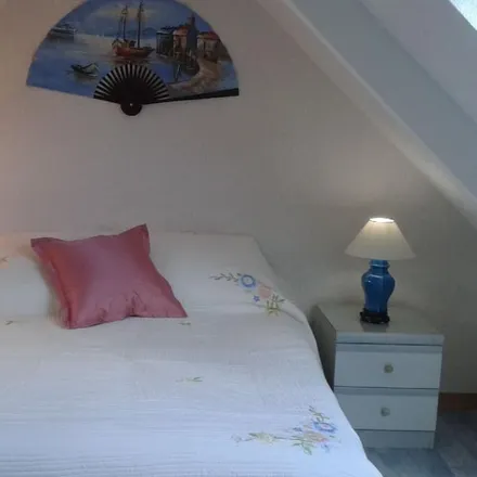 Rent this 3 bed house on Rte de Santec in 29250 Saint-Pol-de-Léon, France