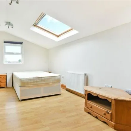 Image 6 - 82 Rossiter Road, London, SW12 9RY, United Kingdom - Townhouse for rent