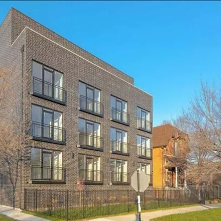 Rent this 2 bed condo on 35 S Hoyne Ave Apt 4A in Chicago, Illinois