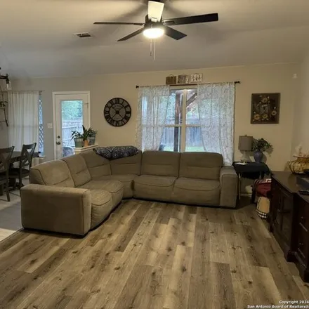 Image 4 - 332 Ibis Falls Drive, New Braunfels, TX 78130, USA - House for sale