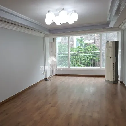 Rent this 4 bed apartment on 서울특별시 서초구 반포동 577-76