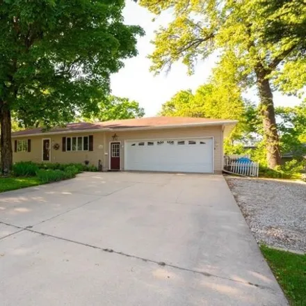 Buy this 4 bed house on 160 Dixie Circle in Evansdale, IA 50707
