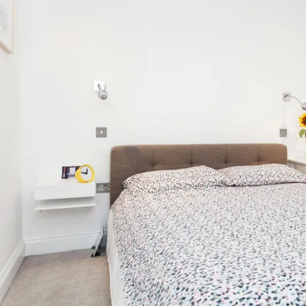 Rent this 1 bed apartment on Cafe Yadana in Chestnut Court, London