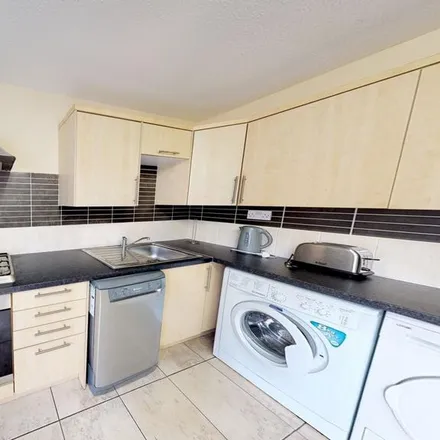Rent this 6 bed townhouse on 14 Elmore Court in Nottingham, NG7 4BE