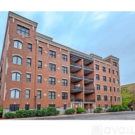Rent this 2 bed condo on 2801 North Oakley Avenue