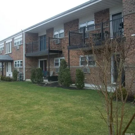 Buy this studio apartment on 18 Ivy Street in Village of Farmingdale, NY 11735