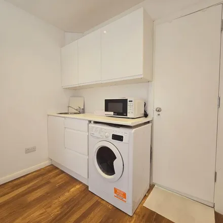 Image 5 - Woodlands Close, London, NW11 9QP, United Kingdom - Apartment for rent