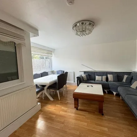 Rent this 3 bed apartment on West Green Road in London, N15 3DT