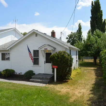 Buy this 2 bed house on 3201 Hilyard Avenue in Klamath Falls, OR 97603