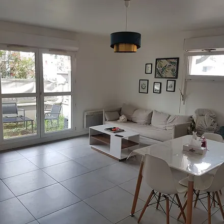 Rent this 3 bed apartment on 31 bis Avenue du 14 Juillet in 76300 Sotteville-lès-Rouen, France