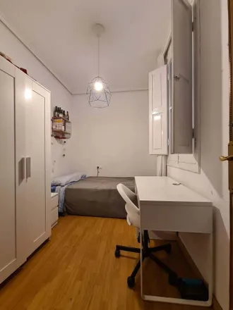 Rent this 4 bed room on Carrer de Maties Perelló in 38, 46005 Valencia
