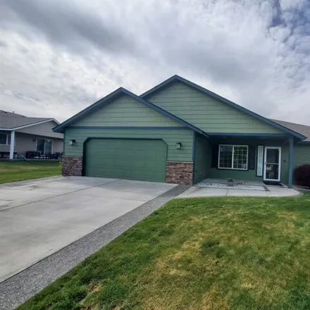 Rent this 3studio house on 3898 West 22nd Court in Kennewick, WA 99338