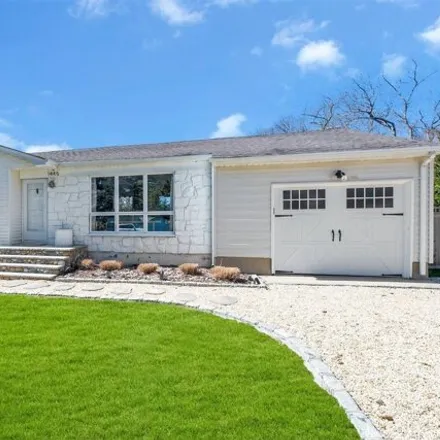 Rent this 3 bed house on 1445 Green Hill Lane in Greenport West, Southold