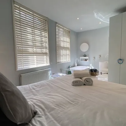 Rent this 3 bed house on London in SW1P 4AL, United Kingdom