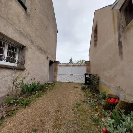 Rent this 3 bed apartment on 16 Rue Danton in 45800 Saint-Jean-de-Braye, France
