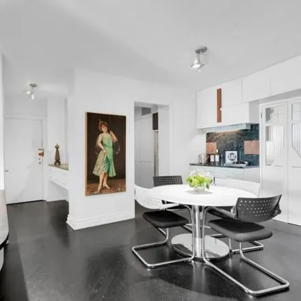 Image 7 - Carlton Towers, 200 East 64th Street, New York, NY 10065, USA - Apartment for sale